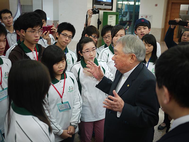 張創辦人於2012年視察長榮海事博物館，並鼓勵青年學子精進學業之餘也要積極行善。