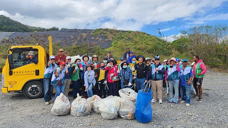 近80名在地夥伴於大武漁港周邊投入「海灘守綠・行動2538」淨灘，共同清除海岸廢棄物392公斤。