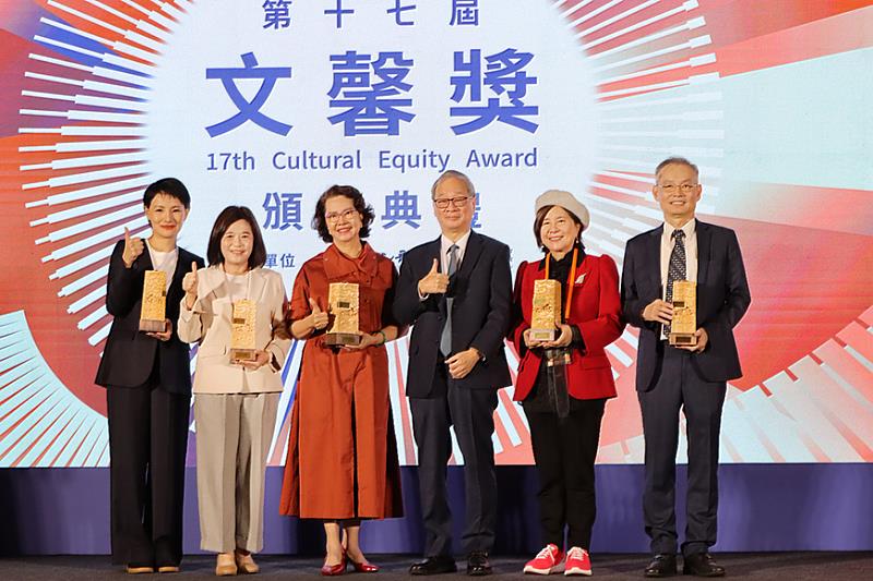 文化部部長李遠（右3）與張榮發基金會執行長鍾德美（左2）及文馨獎獲獎代表共同合影。
