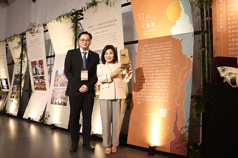 張榮發基金會長榮海事博物館榮獲第17屆文馨獎，執行長鍾德美（右）與陳鈺祥館長（左）共同參加頒獎典禮。