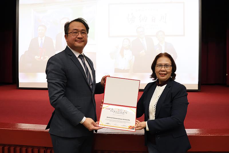 瑪布亞大學Delia B. Senoro副校長（右）頒發感謝狀予海大，由范佳銘國際長（左）代表接受