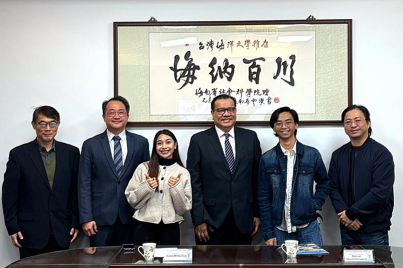 目前在海大參與TEEP計畫的兩位學生與瑪布亞大學校長Dr. Maestrecampo合影。