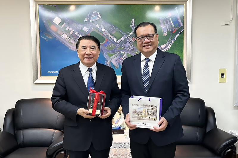 海大許泰文校長（左）與瑪布亞大學校長Dr. Maestrecampo（右）建立雙方共識。