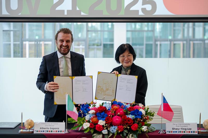 杜林理工大學副校長Alberto Sapora（左）與逢甲大學副校長黎淑婷代表兩校於今日簽訂MOU。