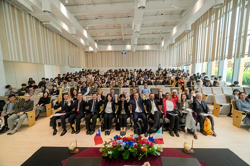 義大利杜林理工大學、坎梅里諾大學、佛羅倫斯大學、杜林大學、米蘭理工大學及義大利辦事處代表 Marco Lombardi 等貴賓，與逢甲師生合影，見證臺義設計教育交流的新里程。