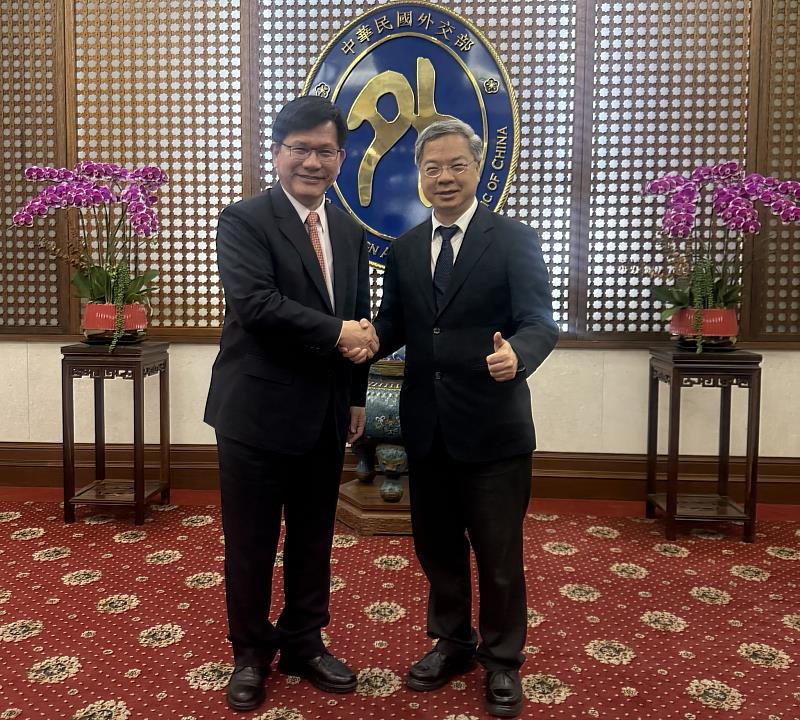龔部長與外交部林部長召開雙部長會議。 