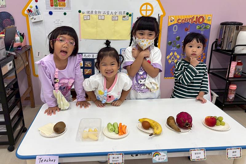 孩子們分享健康食物(圖/新北市中信高級中學附設幼兒園提供)