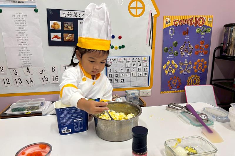 中信高中附幼(CTBC Preschool)小廚師親手製作馬鈴薯沙拉(圖/新北市中信高級中學附設幼兒園提供)