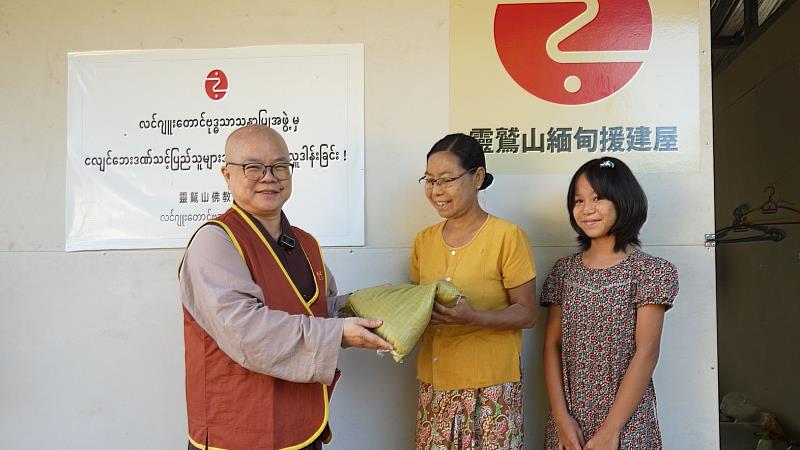 靈鷲山緬甸仰光國際禪修中心監院淨念法師（左1）捐贈物資並關懷組合屋災民。（圖由靈鷲山佛教教團提供）