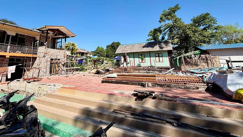 緬甸實皆省一處寺院2層樓，因強震夷為平地，目前整建中。（圖由靈鷲山佛教教團提供）