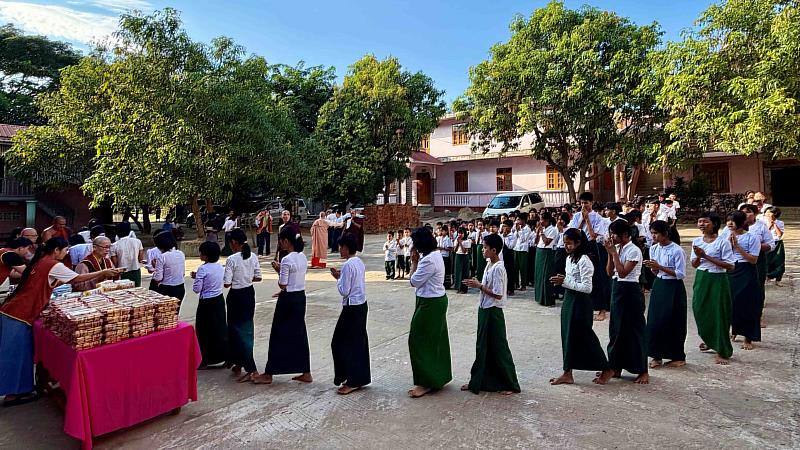 靈鷲山緬甸仰光國際禪修中心前往內比都校園捐贈文具用品及獎助學金（圖由靈鷲山佛教教團提供）