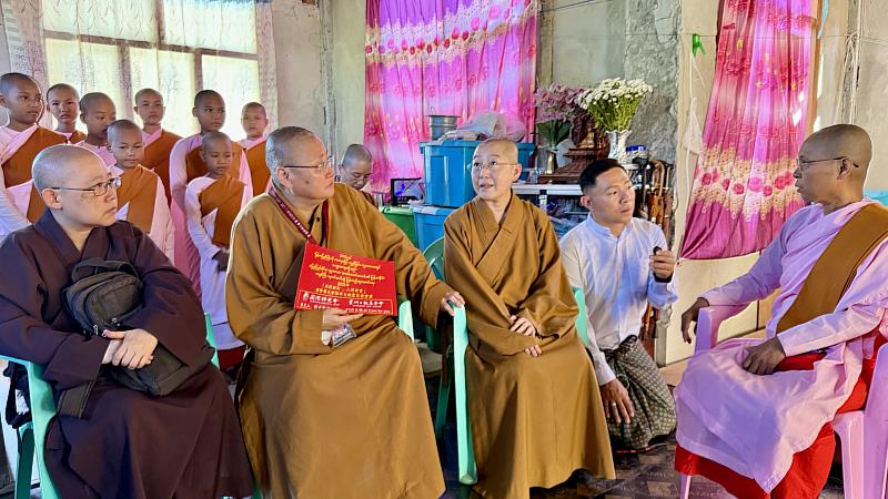 靈鷲山緬甸大善園寺沙彌孤兒學院副院長恒明法師（左1）與國際佛光會世界總會秘書長覺培法師（左3）等人探訪曼德勒境內受災寺院。（圖由靈鷲山佛教教團提供）
