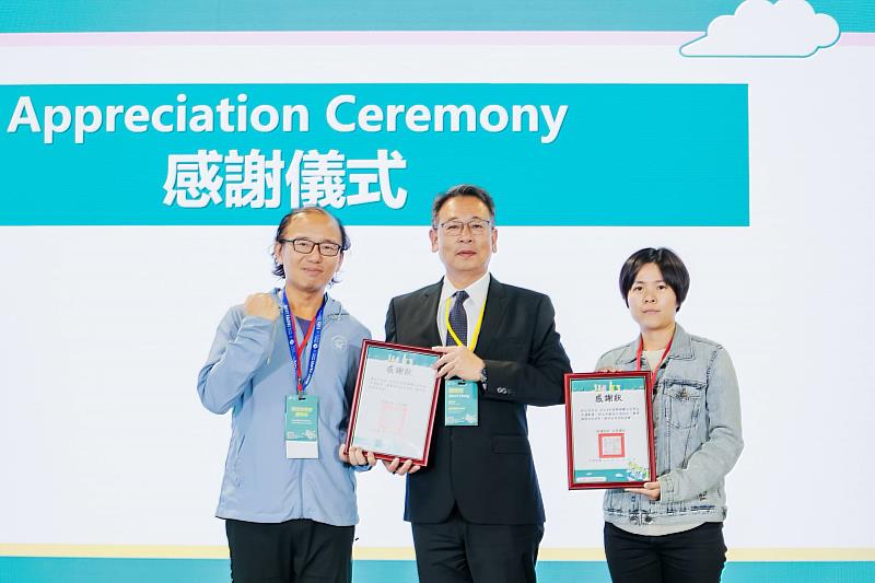 國際事務司張進旺司長頒獎感謝舉辦2025雙北世壯運的臺北市政府代表及新北市政府代表。