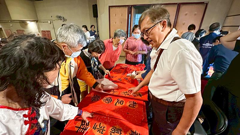 「美學書畫班」以手寫春聯及馬年主題年畫，分送社區民眾，大受歡迎。