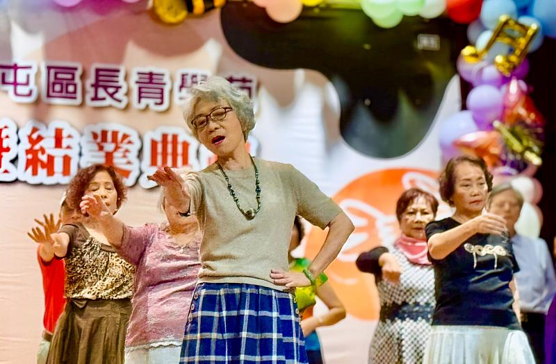 在朝陽科大的用心規劃下，南屯長青學苑學員高達1,200人，深受在地長輩喜愛。