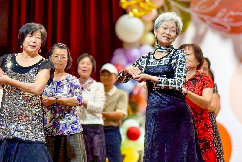 南屯長青學苑提供多元的學習選擇，實現「活躍老化、樂活台中」的願景。