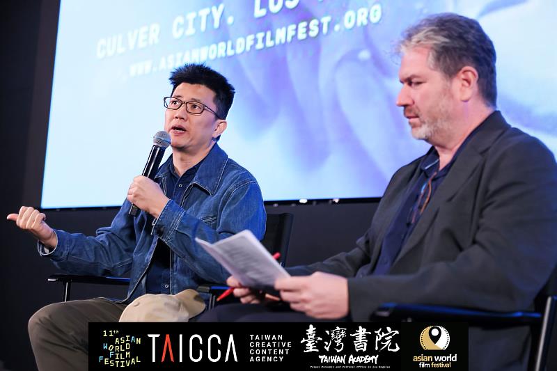 《由島至島》映後座談由加州大學教授白睿文（右）主持，導演廖克發（左）分享作品涵蓋的二戰歷史與跨國記憶。（AWFF提供）