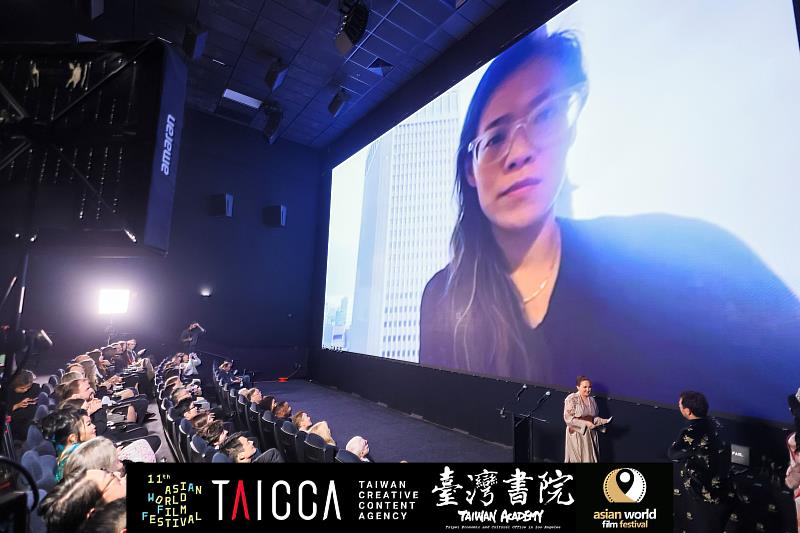 《左撇子女孩》於洛杉磯時間11月20日晚間榮獲AWFF「最佳觀眾票選獎」，導演鄒時擎事先錄製影像與現場觀眾致意（AWFF提供）