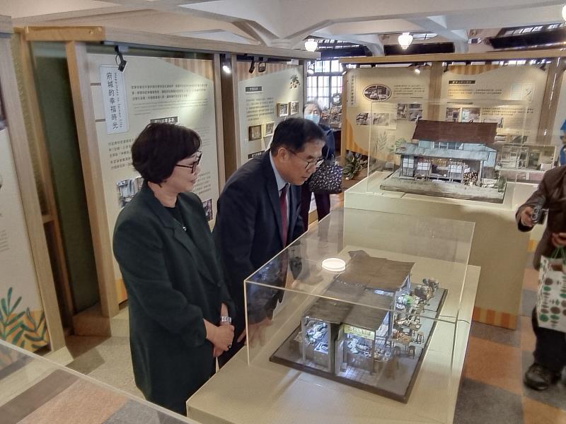 林百貨4樓「林聚點」藝文空間推出《小世界大熱鬧》袖珍展亮相,以 1:12 微縮場景呈現府城溫暖人情與日常風景。