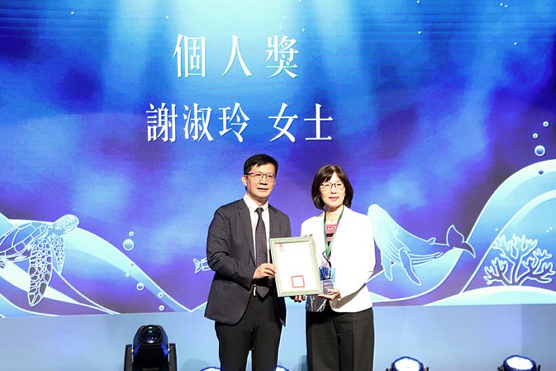 教育部今（21）日於國立科學工藝博物館舉行第6屆「海洋教育推手獎」頒獎典禮，國立高雄科技大學今年由副校長謝淑玲（右）獲得個人獎，教育部次長張廖萬堅（左）代表部長鄭英耀頒贈獎座表揚。