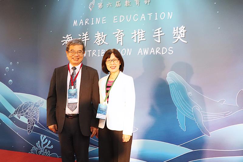 高科大校長楊慶煜（左）受邀出席「海洋教育推手獎」頒獎典禮，與今年高科大獲獎教師副校長謝淑玲（右）合影。高科大目前一共3位教師獲得海洋教育推手獎，包括今（2025）年得獎者副校長謝淑玲、2021年現任水圈學院院長鄭安倉、2019年副校長俞克維。
