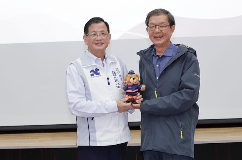 照片說明:新北市政府消防局陳崇岳局長致贈「熊平安」公仔予臺東縣消防局管建興局長