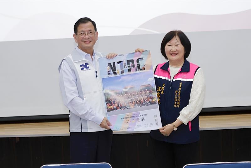 照片說明:新北市政府消防局陳崇岳局長致贈「2026新北消防形象月曆」予臺東縣防災宣導義消大隊江容娥大隊長