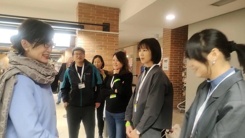 （左起）駐法大使郝培芝感謝參與的臺灣漫畫家葉長青、林莉菁、陳沛珛等。（巴文中心提供）