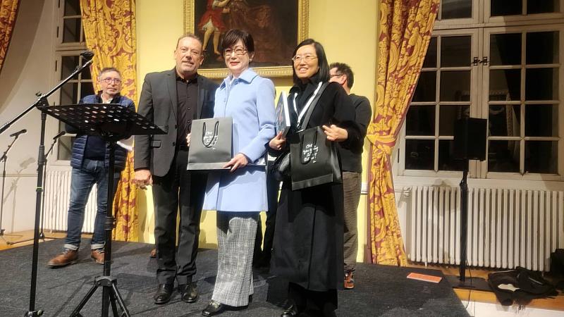 （左起）布洛瓦市長Marc Gricourt感謝駐法代表處大使郝培芝、巴文中心主任胡晴舫及臺灣代表團參與第42屆漫畫節。（巴文中心提供）