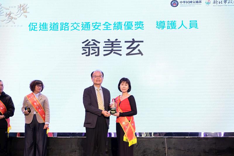 翁美玄女士榮獲「導護志工績優獎」。