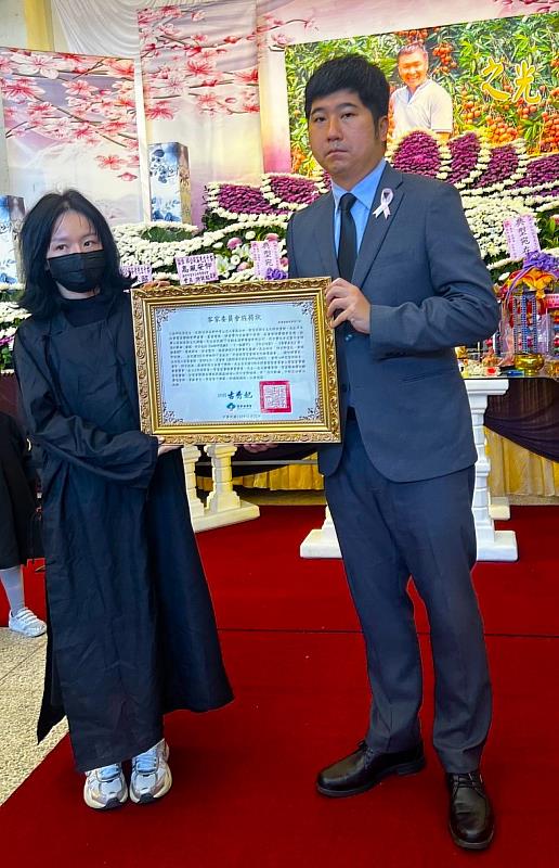 圖2 客委會邱星崴副主委代表古秀妃主委頒贈旌揚狀，由邱從容先生的家屬受獎