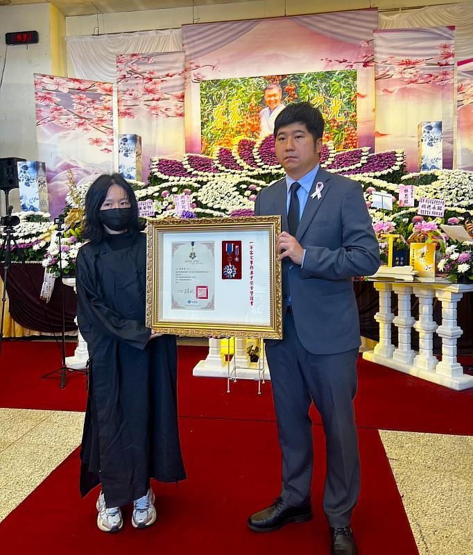 圖3 客委會邱星崴副主委代表古秀妃主委頒贈一等客家事務專業獎章，由邱從容先生的家屬受獎