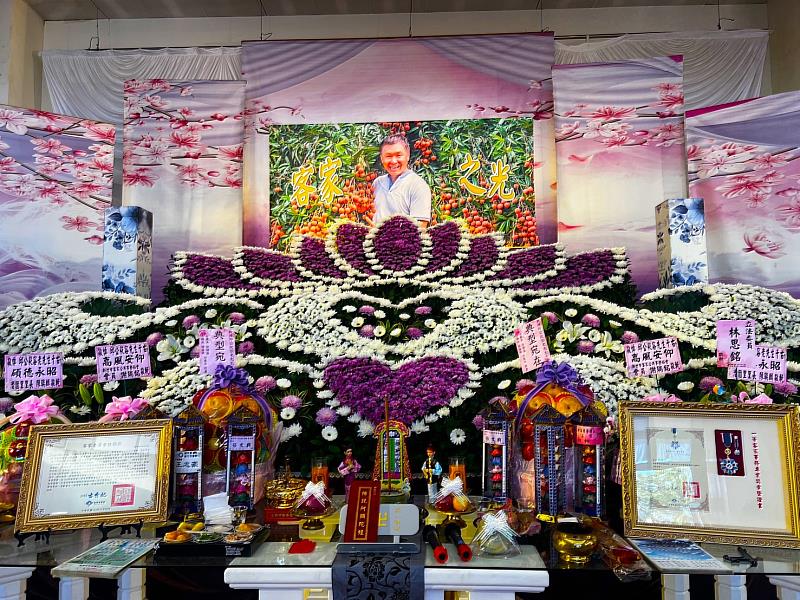 圖1 客委會感謝邱從容先生一生的奉獻，特頒贈旌揚狀與一等客家事務專業獎章，以表對其敬意與懷念