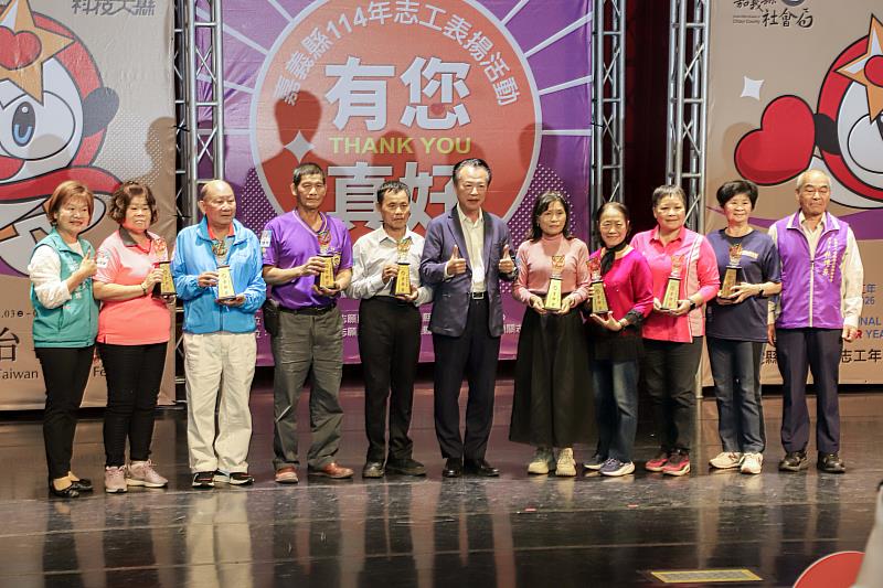 嘉義縣表揚631位績優志工，翁章梁肯定「無我精神」-2