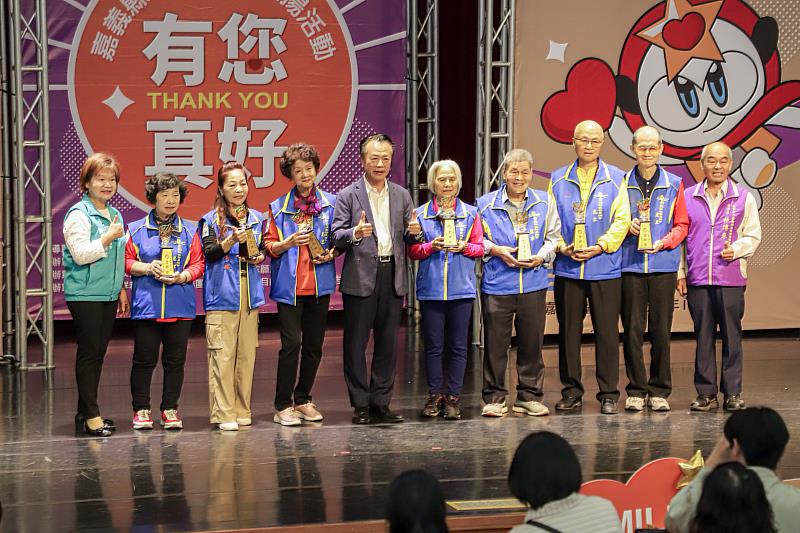 嘉義縣表揚631位績優志工，翁章梁肯定「無我精神」-5