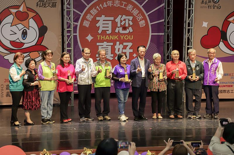 嘉義縣表揚631位績優志工,翁章梁肯定「無我精神」-3