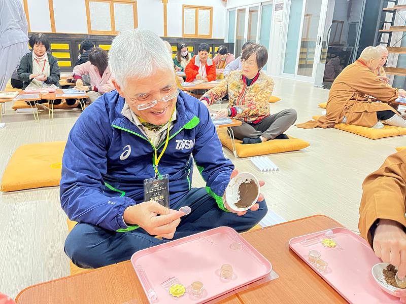 南華大學高俊雄校長於通度寺和學員一起體驗親手製香樂趣。