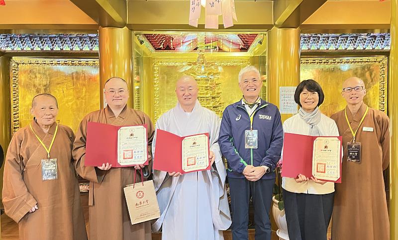 南華大學終身學院特聘韓國榮譽顧問，由高俊雄校長（右3）頒贈聘書。從左到右為依恩法師、慧豪法師、深山法師、金英愛老師(右2)及知賢法師(右1)。