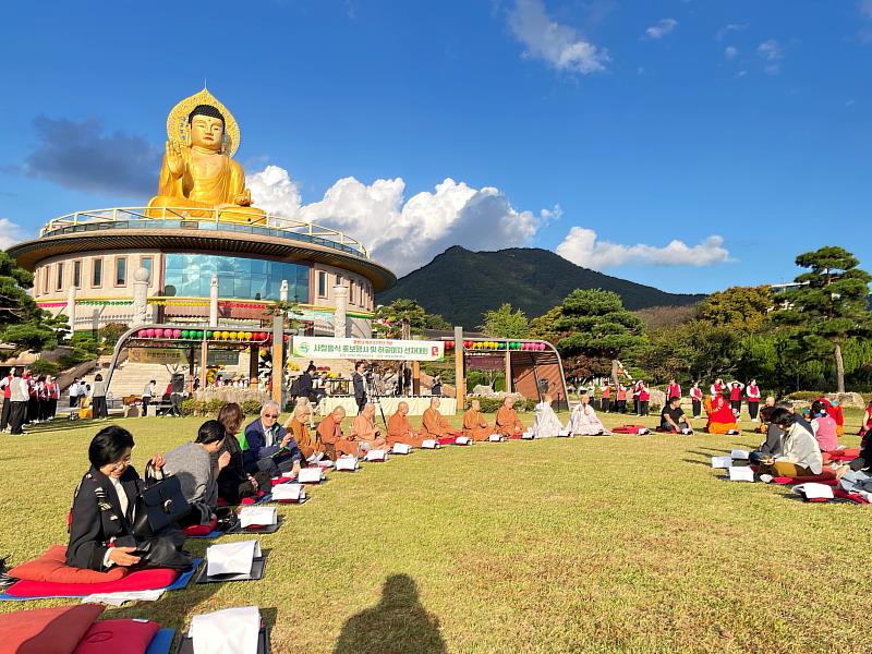 南華大學終身學院第一期韓國33觀音巡禮研習營二部曲學員於弘法寺參加供僧缽食冥想大會。