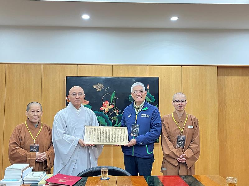 南華大學韓國33觀音巡禮二部曲圓滿成功,通度寺住持玄德法師(左2)致贈陶瓷版心經予南華大學,由高俊雄校長(右2)接受贈予。