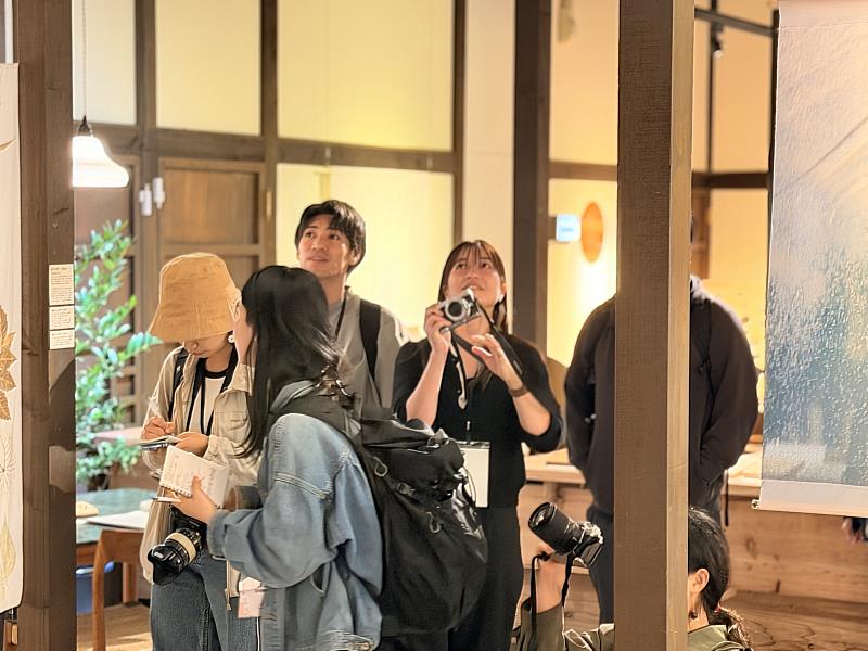 交流團沉浸於展場的藝術創作中