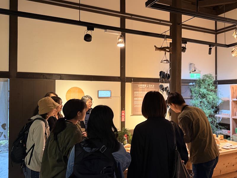 策展人賴冠羽與交流團分享林保署山林製造品牌概念