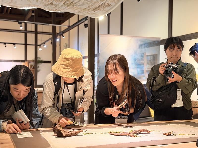 交流團悉心欣賞藝術家作品