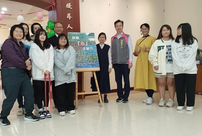 育達科技大學王育文董事長(右4)與幼保系師生合影