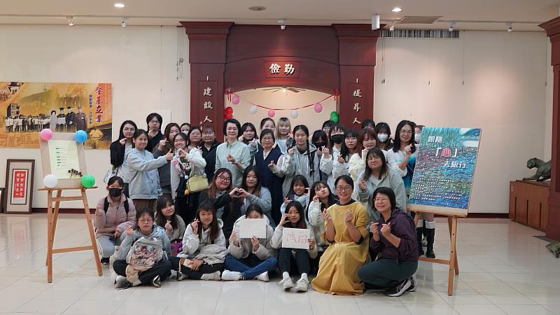 幼保系跟著「心」去旅行畫展溫馨開幕用藝術啟動心靈的旅程幼保系師生合影