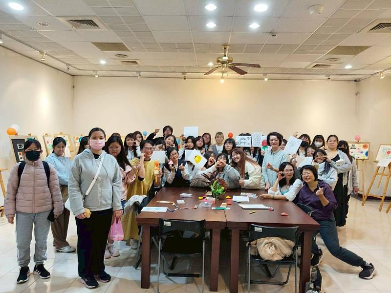 幼保系跟著「心」去旅行畫展溫馨開幕用藝術啟動心靈的旅程幼保系師生合影