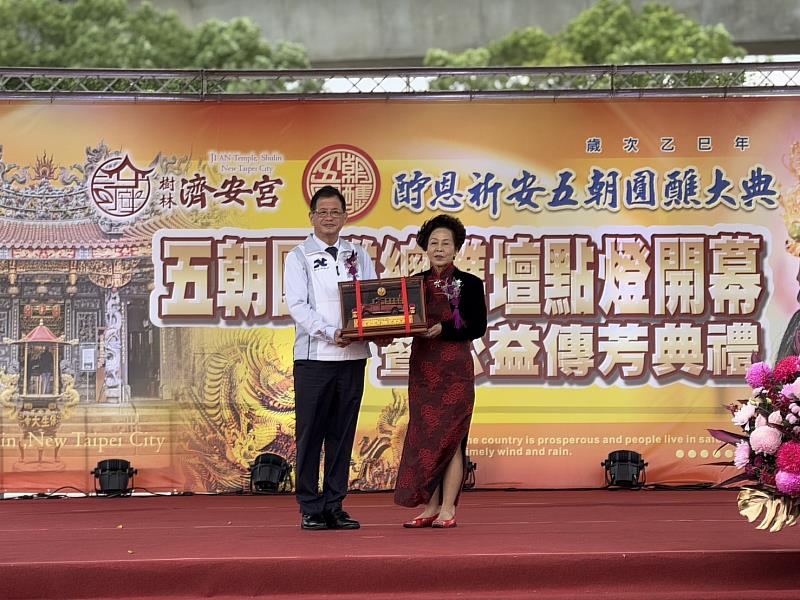 照片說明：消防局頒發感謝狀及回贈消防車模型。