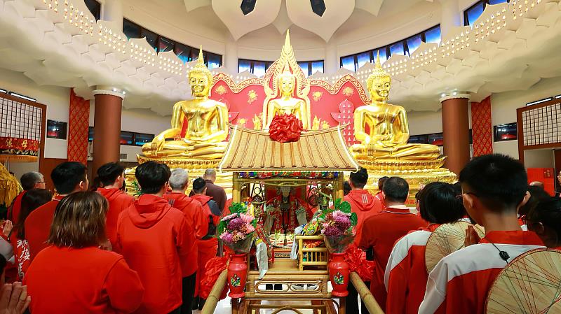 5、逾百善眾齊誦《心經》回向，感受佛法生命教育與生態永續的美好。（靈鷲山佛教教團提供）