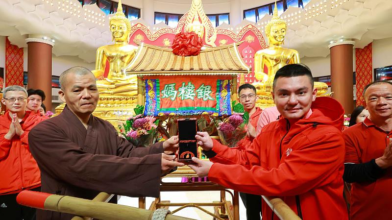 4、大良法師致贈珊瑚觀音念珠給銀樓媽祖同樂會，社長陳立偉也回贈媽祖聖像給聖山寺。（靈鷲山佛教教團提供）