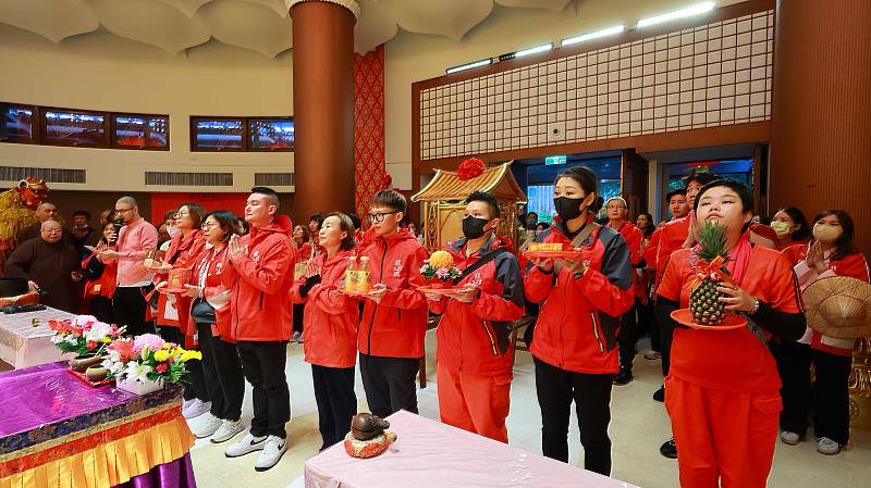 3、媽祖鑾轎莊嚴進入金佛殿，眾人合十供燈，以六供養禮佛。（靈鷲山佛教團提供）